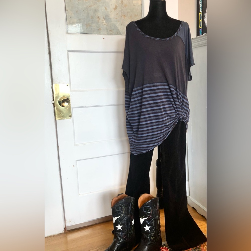 We The Free Gray and Blue Asymmetrical T-Shirt Sz Med